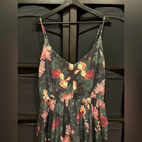 Pinup Couture PUG Amalie Dress In Dark Bella Roses Size 2XL NWT *flaw* - Picture 3 of 10